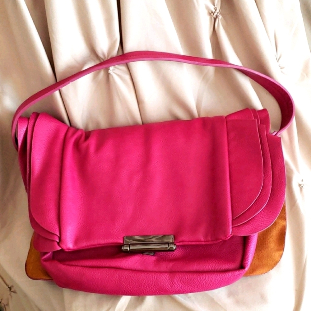 Shoe Dazzle Magenta Ruffle Purse 👛